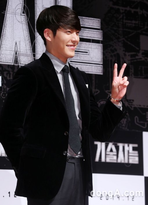 배우 김우빈이 18일 오전 서울 광진구 건대입구 롯데시네마에서 열린 영화 ‘기술자들’ 제작보고회에서 포토타임을 하고 있다. 동아닷컴 국경원 기자 onecut@donga.com