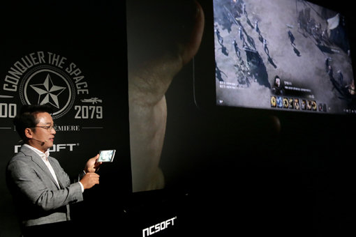 김택진 엔씨소프트 대표가 격변하는 게임시장에서 회사의 새로운 비전으로 ‘모바일’ 카드를 꺼내들었다. 18일 열린 지스타 프리미어 현장에서 기대작 ‘리니지 이터널’의 모바일 버전을 직접 시연하고 있는 김 대표. 사진제공|엔씨소프트