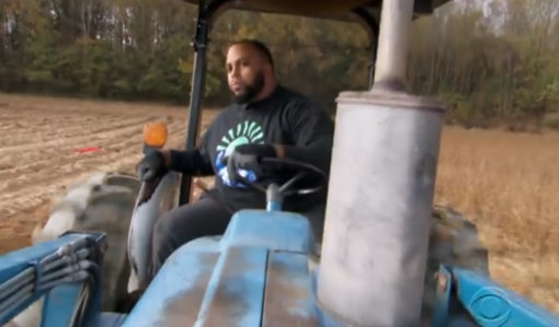 수백억 원이나 되는 돈을 포기하고, 농부의 삶을 시작한 전직 미식축구선수가 화제를 낳고 있다. 주인공 제이슨 브라운이 자신의 고구마 밭에서 트랙터를 몰고 있다. 사진캡처｜뉴스컷 홈페이지