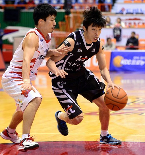 kt 이재도(오른쪽)가 18일 부산 사직체육관에서 열린 ‘2014∼2015 KCC 프로농구’ 오리온스와의 경기에서 24득점을 성공시키며 92-66 대승을 이끌었다. 이재도가 오리온스 이현민의 수비를 따돌리고 돌파를 시도하고 있다. 사직｜김민성 기자 marineboy@donga.com 트위터 @bluemarine007