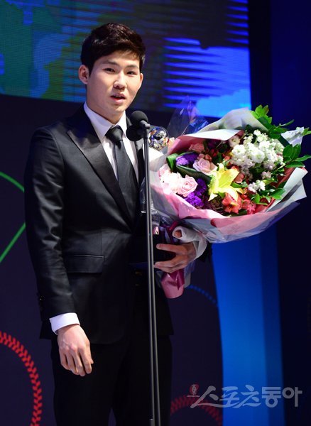 2014시즌 신인왕에 압도적 득표로 뽑힌 NC 박민우가 수상 소감을 말하고 있다. 박민우의 수상으로 NC는 지난해 이재학에 이어 2년 연속 신인왕을 배출했다. 김종원 기자 won@donga.com 트위터 @beanjjun