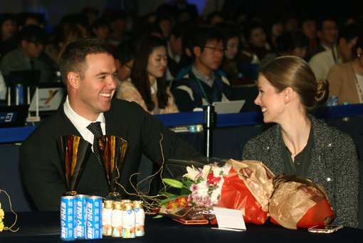 삼성 밴덴헐크가 18일 서울 서초구 THE-K호텔에서 열린 2014프로야구 시상식에서 부인 애나와 미소 짓고 있다. 탈삼진과 방어율 1위 밴덴헐크는 이 시상식을 위해 한국에 남아있었다. 사진제공|스포츠코리아