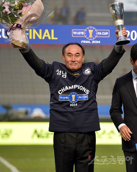23일 오후 서울 상암 월드컵경기장에서 열린 ‘2014 하나은행 FA컵 결승전’ FC서울과 성남FC의 경기에서 성남이 서울을 승부차기 끝에 4-2로 꺾은 후 김학범 감독이 시상대에서 두 팔을 들며 환호하고 있다. 성남은 지난 2011년 이후 3년만의 우승을 차지했다. 상암­｜임민환 기자 minani84@donga.com 트위터 @minani84