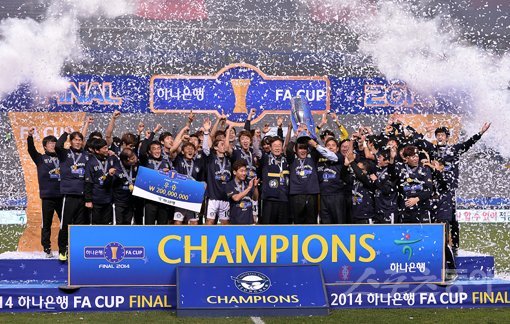 ‘2014 하나은행 FA컵’ 우승의 영광은 성남FC의 차지였다. ‘학범슨’ 김학범 감독이 이끄는 성남이 23일 서울월드컵경기장에서 열린 FC서울과의 대회 결승에서 승부차기 끝에 시민구단 전환 후 처음으로 우승의 기쁨을 맛봤다. 2억원의 상금과 함께 내년 AFC 챔피언스리그 출전권을 거머쥔 성남 선수들이 시상대에서 우승을 자축하고 있다. 상암|임민환 기자 minani84@donga.com 트위터 @minana84