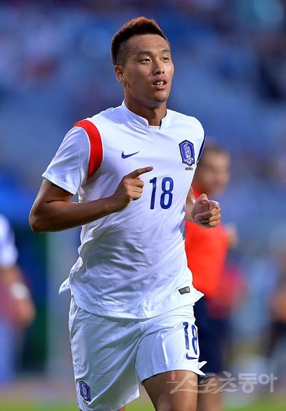 김신욱은 내년 아시안컵에 출전할 수 있을까. 축구대표팀 슈틸리케 감독이 오른 종아리 비골 골절상을 당한 뒤 재활에 매진하고 있는 김신욱에게 SOS를 보냈다. 현재 대표팀 코칭스태프는 김신욱, 이동국과 직·간접적으로 연락하면서 컨디션과 몸 상태를 수시로 점검하고 있다. 스포츠동아DB