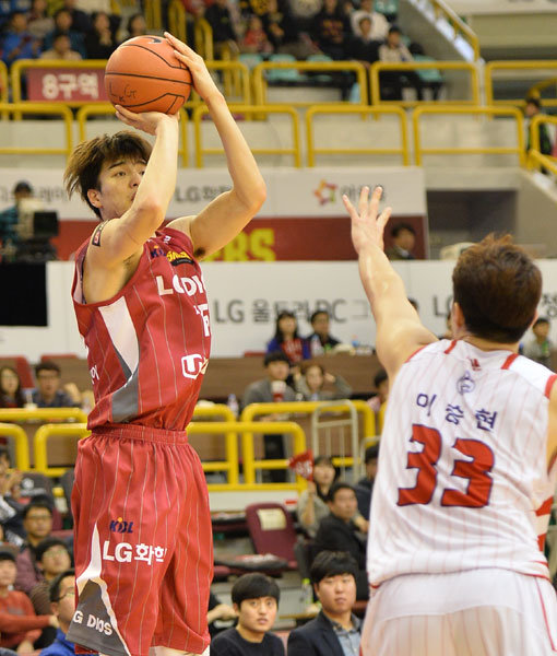 LG 김종규(왼쪽)는 농구대표팀 합류 이후 중거리슛의 정확성이 한층 좋아졌다. 그러나 김종규가 더 위력적인 모습을 보이려면 외곽뿐 아니라 골밑에서도 적극성을 보여야 한다는 것이 전문가들의 조언이다. 사진제공｜KBL
