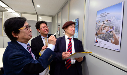 이수갑 홍익대 광고홍보학과 교수, 이승욱 스포츠동아 광고마케팅국장, 김광규 한국브랜드협회장(맨 왼쪽부터)이 20일 서울 종로구 스포츠동아 회의실에서 ‘2014 스포츠동아 광고대상’의 후보작들을 심사하고 있다. 김종원기자 won@donga.com 트위터@beanjjun