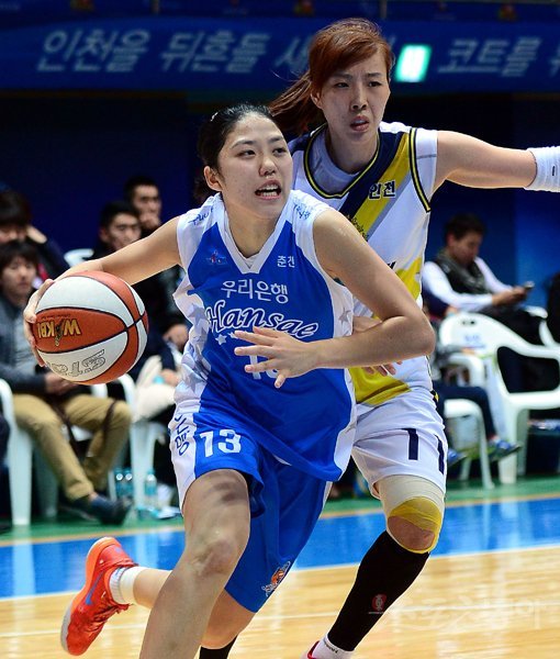 우리은행 이승아(왼쪽)가 26일 인천 도원체육관에서 열린 신한은행과의 원정경기 도중 조은주의 수비를 뚫고 골밑 공격을 시도하고 있다. 인천|김종원 기자 won@donga.com 트위터 @beanjjun
