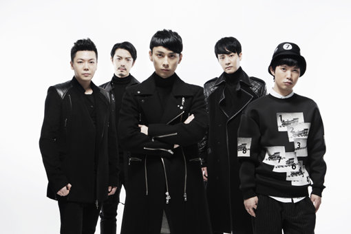 그룹 버즈(왼쪽부터 김예준·윤우현·민경훈·손성희·신준기)는 3년 전 “자주 만나자”는 약속을 8년 만의 정규 4집으로 지켰다. 2006년 해체하고 각자의 길을 걸었던 이들은 다시 뭉쳤고 “팬들이 기억하고 싶은 버즈의 과거를 현재의 음악과 언어”로 만들어냈다. 사진제공|인넥스트트렌드