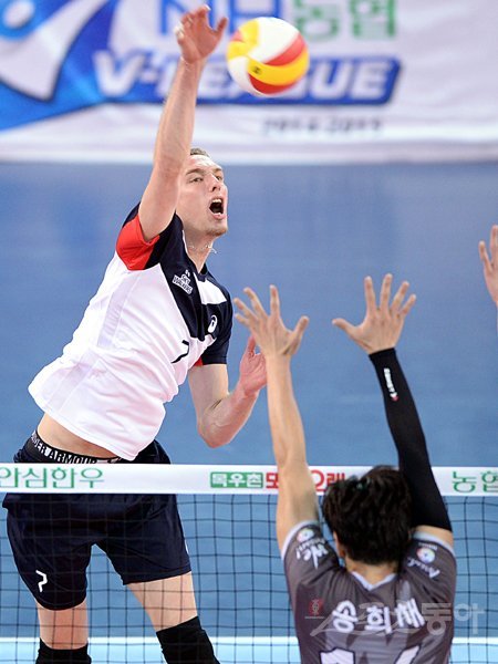 현대캐피탈 새 외국인선수 케빈이 27일 OK저축은행전에서 상대 블로킹 위로 스파이크를 하고 있다. 케빈은 26득점으로 V리그 데뷔전에서 화끈한 신고식을 하며 팀의 3연패를 끊어냈다. 천안|임민환 기자 minani84@donga.com 트위터 @minani84