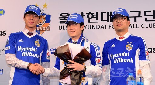 윤정환 신임 울산 감독(가운데)이 3일 서울 신문로 축구회관에서 열린 취임 기자회견에서 선수대표로 참석한 김치곤으로부터 축하 꽃다발을 받은 뒤 악수를 하고 있다. 오른쪽은 김광국 울산 단장. 김종원 기자 won@donga.com 트위터 @beanjjun