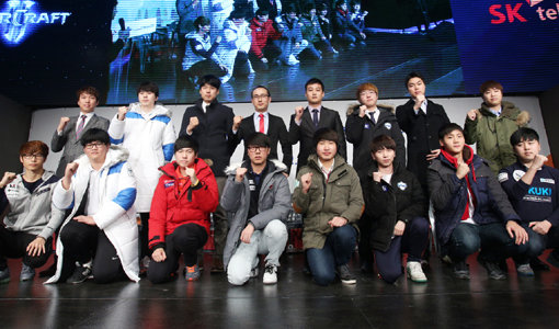 프로리그 참가 감독과 선수들.