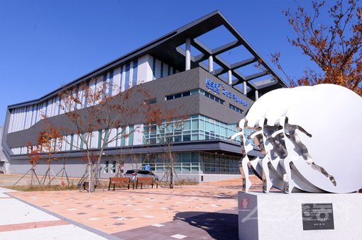 올 한 해는 생활체육계에도 많은 변화와 이슈가 있었다. 생활체육진흥법 국회상정, 체육단체 구조개편, 종합형스포츠클럽 운영, 시설 확충을 위한 중장기계획 등 생활체육 발전을 위한 다양한 시도와 사업추진이 잇따랐다. 우수 종합형스포츠클럽으로 꼽히고 있는 고성 고룡이스포츠클럽. 임민환 기자 minani84@donga.com 트위터 @minani84