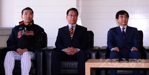 이종운 감독-이윤원 단장-이창원 대표(왼쪽부타). 스포츠동아DB