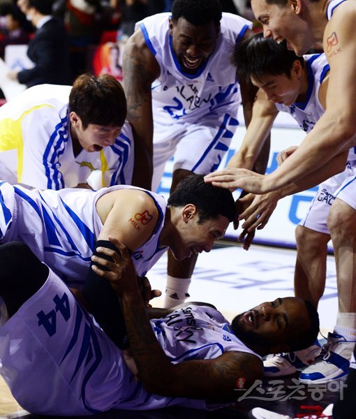 리오 라이온스가 삼성을 벼랑 끝에서 구출했다. 라이온스가 30일 안양실내체육관에서 열린 2014∼2015 KCC 프로농구 KGC인상공사와 경기에서 4워터 종료와 동시에 버저비터를 성공시키며 72-71의 짜릿한 역전승을 만들어 냈다. 승리를 확정지은 삼성 선수들이 뒤엉켜 기뻐하고 있다. 안양｜김민성 기자 marineboy@donga.com 트위터 @bluemarine007