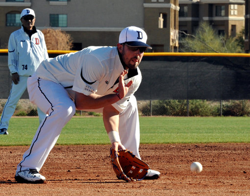 두산 새 외국인타자 잭 루츠가 18일 미국 애리조나 피오리아에서 열린 1차 스프링캠프에서 수비훈련을 하고 있다. 그는 훈련에 30분 더 일찍 나오는 열정을 보이며 2015시즌 활약을 예고했다. 사진제공｜두산 베어스