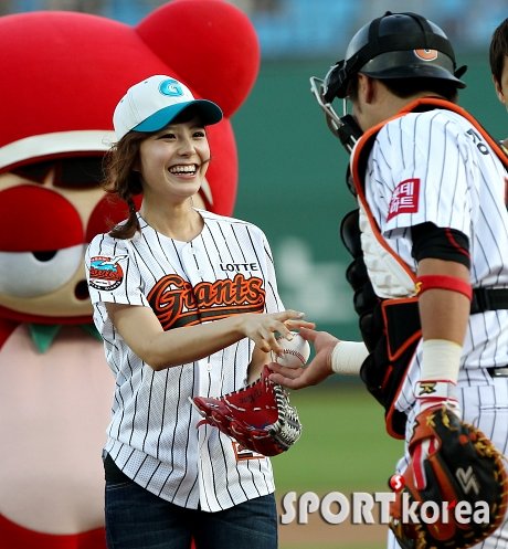 지난 2012년 8월 3일 부산사직구장에서  SBS 신소연 기상캐스터가 시구를 선보인 후 롯데 포수 강민호에게 기념볼을 받고 있다.