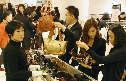 현대백화점이 해외 유명 수입브랜드를 파격 할인해 판매하는 행사를 개최한다. 지난해 열린 현대백화점 수입의류대전 모습. 사진제공｜현대백화점