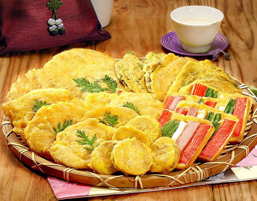 하루 종일 쪼그려 앉아 부쳐야하는 전은 주부들의 명절스트레스 주요 요인이다. 현대홈쇼핑은 2월초 설을 앞두고 주부들의 이런 노고를 덜어주기 위해 ‘사옹원 명절 모듬전 세트’를 판매한다. 사진제공|현대홈쇼핑