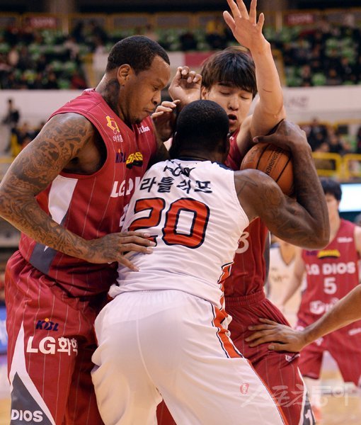 모비스 리카르도 라틀리프(20번)가 27일 창원체육관에서 벌어진 LG와의 원정경기 도중 상대 선수들에 둘러싸여 고립된 채 볼을 지키기 위해 안간힘을 쓰고 있다. 창원｜임민환 기자 minani84@donga.com 트위터 @minani84