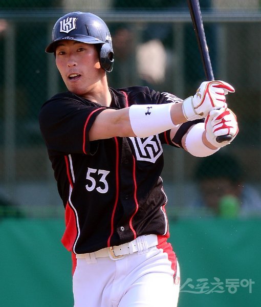 kt 김사연의 올 시즌 목표는 1군에서 살아남는 것이다. 지난 시즌 퓨처스리그 슈퍼스타 김사연은 김상현 이대형 등과 경쟁해 그의 꿈을 이룰 수 있을까. 스포츠동아DB