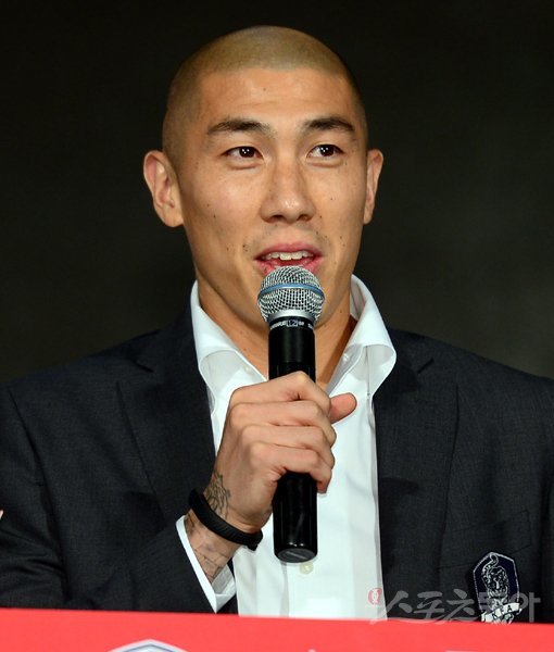 2015 아시아축구연맹(AFC) 아시안컵을 통해 축구팬들에게 큰 기쁨을 선사했던 차두리는 이제 대표팀에서 은퇴한다. 2002한일월드컵 4강 멤버이기도 한 그는 31일 호주와의 결승전 직후 “행복했다”는 말로 태극마크에 고마움을 드러냈다. 차두리가 1일 인천국제공항에서 펼쳐진 귀국 환영식에서 “변함없이 후배들을 응원해달라”며 소감을 밝히고 있다. 인천국제공항｜김민성 기자 marineboy@donga.com 트위터 @bluemarine007