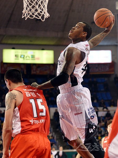 LG 데이본 제퍼슨(오른쪽)이 2일 잠실학생체육관에서 벌어진 SK와의 원정경기 도중 한 마리 새처럼 날아올라 원핸드 덩크슛을 시도하고 있다. LG는 양 팀 통틀어 최다득점을 기록한 제퍼슨을 앞세워 쾌조의 11연승을 질주했다. 잠실｜임민환 기자 minani84@donga.com 트위터 @minani84