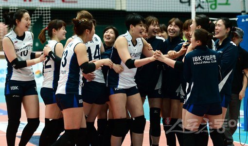 IBK기업은행이 2일 선두 도로공사의 10연승을 저지한 뒤 기뻐하고 있다. IBK의 승리에는 이정철 감독의 배려가 한몫했다. 이 감독은 작전타임 때 지친 김사니, 김희진, 박정아 등을 벤치에 앉혀 지시를 듣게 하면서 선수들의 마음까지 어루만지는 리더십을 발휘했다. 성남｜김민성 기자 marineboy@donga.com 트위터 @bluemarine007