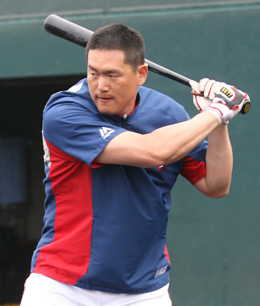 KIA 최희섭이 다시 뛴다. 그는 일본 오키나와에서 진행 중인 스프링캠프에서 독한 각오로 훈련을 소화하고 있다. 사진제공|KIA 타이거즈