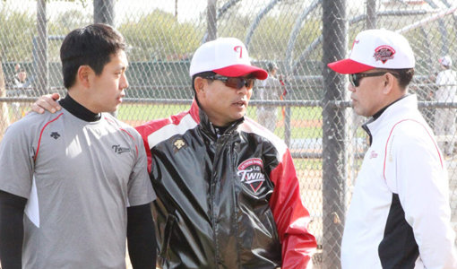 LG 양상문 감독(가운데)이 1군과 2군을 두루 살피며 선수단 구성에 고심하고 있다. 1군이라고 안주하거나, 2군이라고 포기하지 않도록 노련하게 선수단을 이끌고 있다. 양 감독이 스프링캠프에서 노찬엽 타격코치(오른쪽), 백창수와 대화를 하고 있다. 사진제공|LG 트윈스
