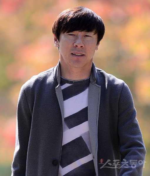 이광종 감독이 급성백혈병 진단을 받고 자진사퇴하고, 신태용 국가대표팀 코치가 올림픽축구대표팀 새 사령탑에 선임됐다.