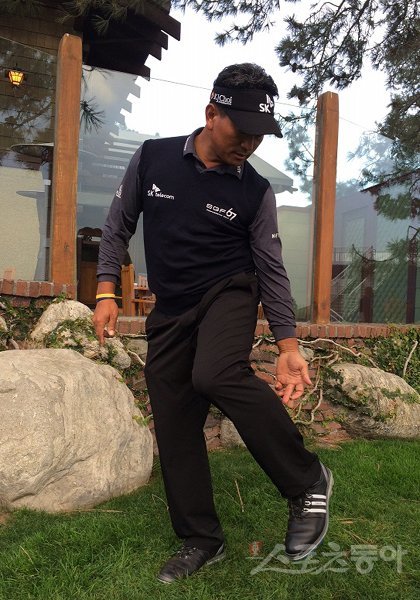 최경주가 6일(한국시간) 미국 캘리포니아 주 샌디에이고 인근 토리파인스 골프장에서 열린 PGA 투어 파머스 인슈어런스오픈 1라운드 경기 후 부상을 당한 왼쪽 정강이 부위를 손으로 가리키고 있다. 부상에도 불구하고 최경주는 1언더파 71타로 경기를 마쳤다. 주영로 기자 | na1872@donga.com