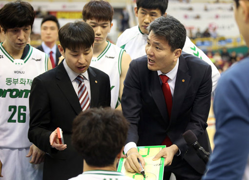 김영만 감독이 6일 창원체육관에서 열린 LG와의 원정경기에서 선수들에게 작전을 지시하고 있다. 사진제공｜KBL