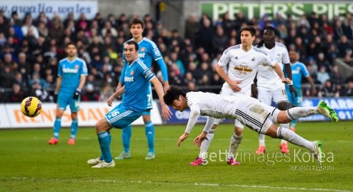 기성용 시즌 4호골 순간. 사진=ⓒGettyimages멀티비츠