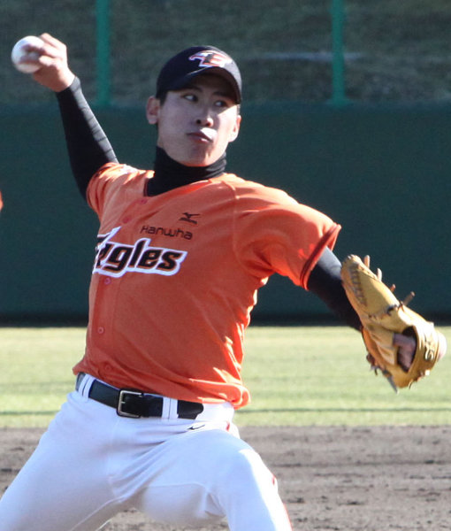 한화 대졸 신인투수 김정민은 일본 고치 캠프에서 시속 140km 중반의 빠른공을 던지며 김성근 감독의 눈길을 끌고 있다. 사진제공|한화 이글스