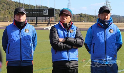 축구의 매력은 의외성이다. 주변에선 2015시즌 K리그 클래식(1부리그)에 도전장을 내민 대전 시티즌을 강등 후보 1순위로 꼽지만, 조진호(가운데) 감독의 생각은 다르다. 대전은 누구도 예상하지 못한 돌풍을 예감하며 일본 가고시마 훈련장을 달구고 있다. 가고시마(일본)｜남장현 기자 yoshike3@donga.com 트위터 @yoshike3