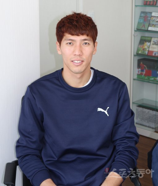 축구국가대표팀 골키퍼 김진현(세레소 오사카)은 2014아시아축구연맹(AFC) 아시안컵에서 무수한 선방으로 한국의 준우승을 견인했다. 축구 팬들에게도 자신의 이름 석자를 확실히 각인시킨 그는 소속팀 합류에 앞서 멈춤 없는 정진을 약속했다. 남장현 기자 yoshike3@donga.com 트위터 @yoshike3