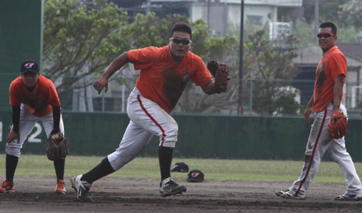 “받아라, 김태균!” 한화 김태균(맨앞)이 10일 일본 고치 스프링캠프에서 수비훈련을 하고 있다. 한화 선수들은 고치 캠프에서 “역대급으로 힘들다”고 말하지만 김성근 감독은 “약하다”고 고개를 젓는다. 사진제공｜한화 이글스