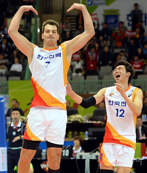 한국전력의 외국인공격수 쥬리치(왼쪽)가 시즌 초반과 달리 환골탈태한 모습으로 팀 창단 이후 최다인 7연승 행진을 이끌고 있다. 스포츠동아DB