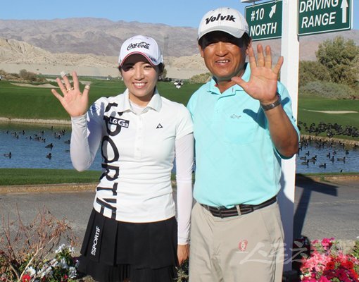 미국 캘리포니아주 팜스프링스 테라 라고 골프장에서 전지훈련 중인 이보미(왼쪽)와 스승 조범수 코치가 “올해 5승과 상금왕 목표를 모두 이루자”고 다짐하며 환하게 웃고 있다. 팜스프링스(미 캘리포니아주)｜주영로 기자 na1872@donga.com 트위터 @na1872