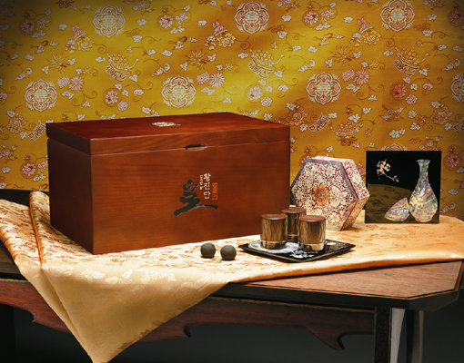 정관장의 프리미엄급 제품 라인 중 명절 선물용으로 가장 인기 있는 제품은 ‘황진단’이다. 상위 2%로 선별된 지삼을 주 원료로 금사상황버섯·녹용·참당귀·산수유 등 다양한 부재료를 사용해 효능을 높였다. 사진제공|KGC인삼공사