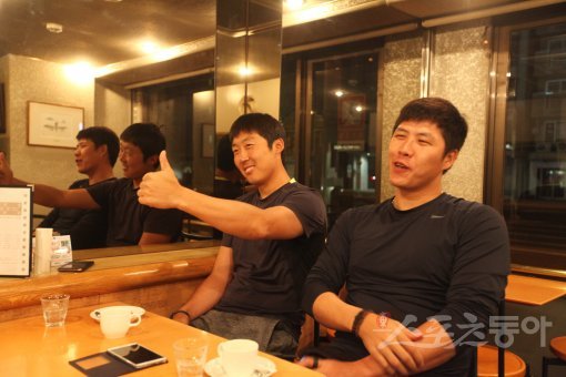 “훈련량이요? 정말 최고예요.” 한화 배영수(왼쪽)가 10일 일본 고치 숙소에 있는 한 커피숍에서 마련된 스포츠동아와 인터뷰에서 엄지손가락을 치켜들며 지옥훈련 경험담을 생동감 있게 전하고 있다. 옆에 있던 권혁도 웃음을 머금고 김성근 감독의 지옥훈련을 증언했다. 고치(일본) l 이재국 기자 keystone@donga.com 트위터 @keystonelee