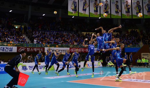 삼성화재 레오는 프로배구 감독들이 가장 무서운 서브를 넣는 선수로 꼽힌다. 서브 부문에서 시몬(세트평균 0.60)에 이어 2위(0.56)를 달리고 있지만 높은 타점과 온몸의 탄력을 활용해 강력한 서브를 구사한다. 1일 수원실내체육관에서 열린 한국전력전에서 스파이크를 때리는 모습이 인상적이다. 수원｜김종원 기자 won@donga.com 트위터 @beanjjun