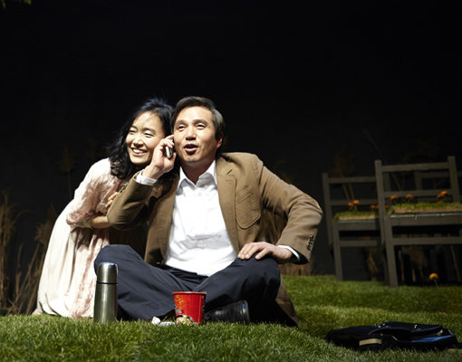 ‘민들레 바람되어’는 마음의 보양식과 같은 훈훈한 작품이다. 일찍 아내를 떠나보낸 평범한 샐러리맨이 죽은 아내의 무덤가를 찾아 두런두런 속내를 이야기하는 장면을 보며 관객은 눈물을 흘리면서도 입가에 미소를 짓게 된다. 극중 어린 딸과 통화하는 안중기(조재현 분)와 이를 엿들으며 기뻐하는 아내의 영혼(최희진 분). 사진제공|수현재컴퍼니