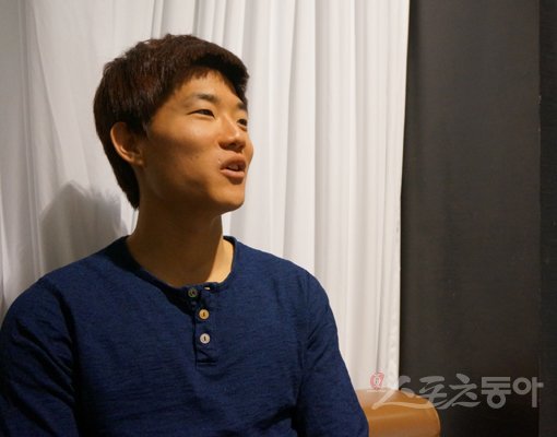 독일 2부리그 브라운슈바이크에서 뛰고 있는 류승우는 최근 10경기 연속 출전하며 자신의 가치를 입증하고 있다. 류승우가 9일(한국시간) 브라운슈바이크의 한 카페에서 인터뷰를 하며 밝게 미소 짓고 있다. 브라운슈바이크(독일)｜박종민 통신원