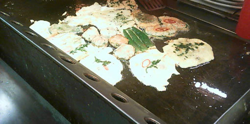 프라이팬에서 노릇노릇하게 익어가는 전이 먹음직스럽다. 기름과 계란만으로 노릇한 전을 만들 수 있을까. 사진제공｜채널A