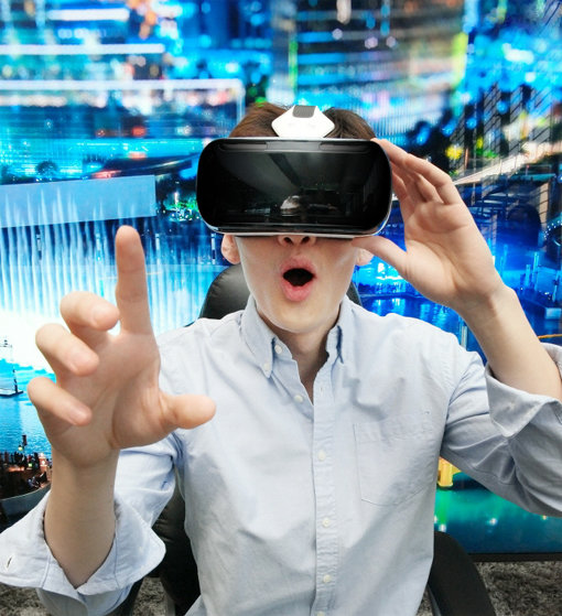 삼성전자가 16일 출시한 ‘기어VR’은 가상현실 헤드셋으로, 모바일 콘텐츠를 더욱 생생하게 즐길 수 있도록 해준다. 사진제공｜삼성전자