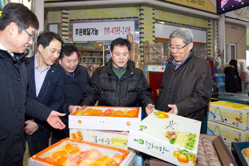 임직원과 함승희 대표(맨 오른쪽)