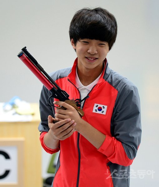김청용은 지난해 인천아시안게임에서 ‘10대의 반란’을 일으켰다. 한국사격 역사상 아시안게임 최연소 금메달리스트가 됐다. 어려운 환경을 뚫고 금빛 총성을 울린 사실이 알려져 더 큰 화제를 모았다. 그의 어머니 오세명 씨는 지금도 당시의 화면을 돌려보며 시름을 잊는다. 스포츠동아DB