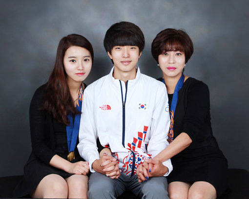 김청용(가운데)의 아버지는 2010년 12월 세상을 떠났다. 어머니 오세명 씨(오른쪽)와 누나 김다정 씨는 헌신적으로 그를 뒷바라지해 ‘명사수’로 성장시켰다. 이들 가족은 지난해 인천아시안게임 직후 가족사진을 찍었다. 김청용은 어머니와 누나의 목에 금메달을 걸어줬다. 사진제공｜김다정 씨